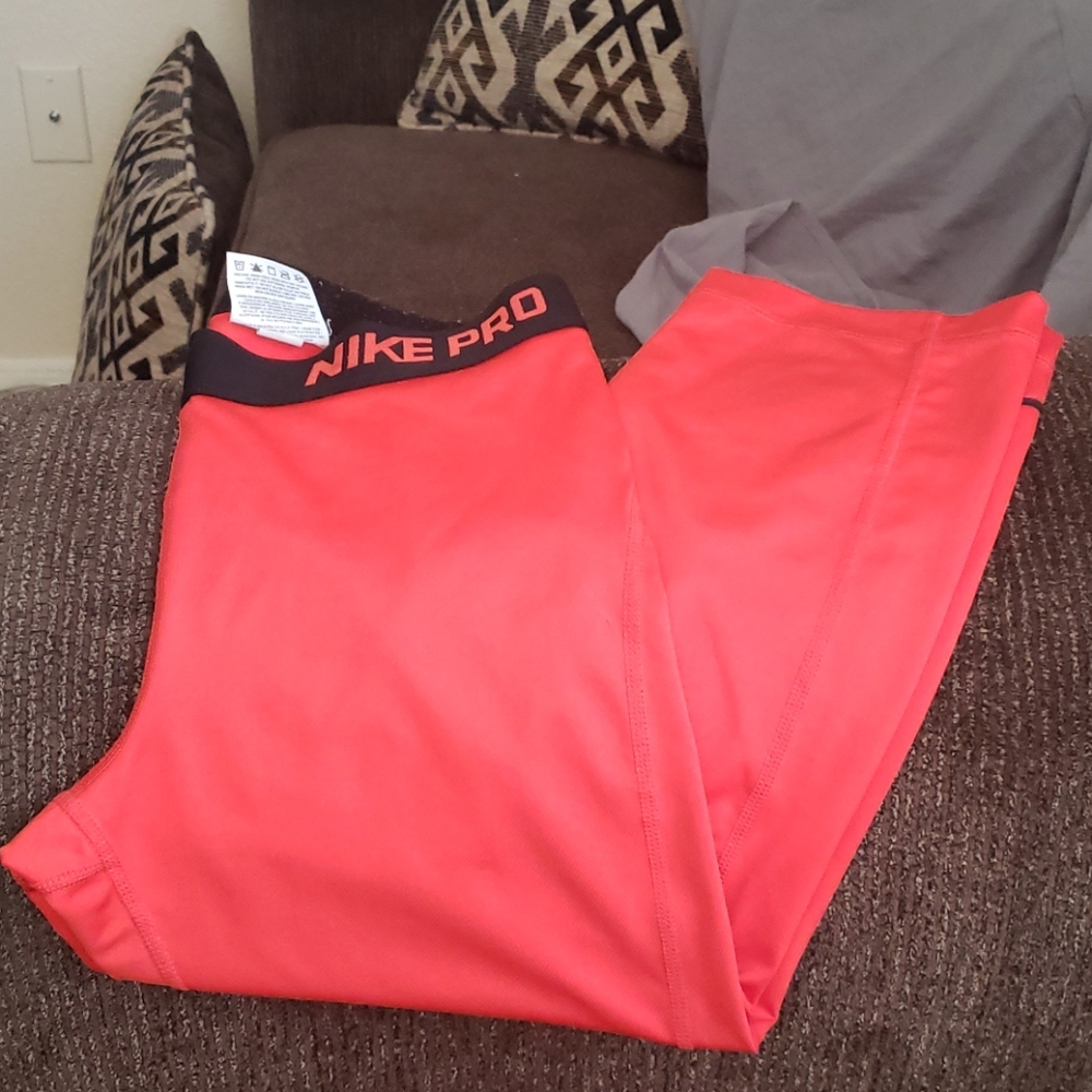 Nike pro crop leggings.